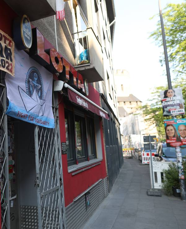 Ein Plakat über der Bar "Lotta" weist darauf hin, dass die Bar keine Fußball-WM im Fernsehen zeigt.