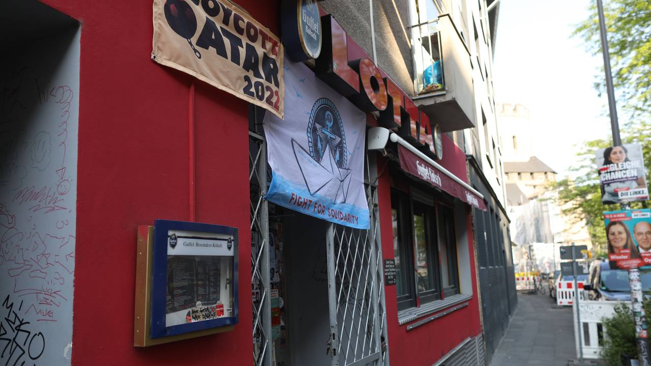 Ein Plakat über der Bar "Lotta" weist darauf hin, dass die Bar keine Fußball-WM im Fernsehen zeigt.