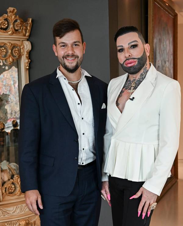 Das Foto zeigt Harald Glööckler und Marc-Eric Lehmann auf einem gemeinsamen Foto.