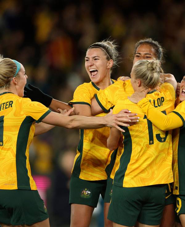 Die australischen Spielerinnen jubeln über Mary Fowlers Siegtreffer gegen Frankreich.