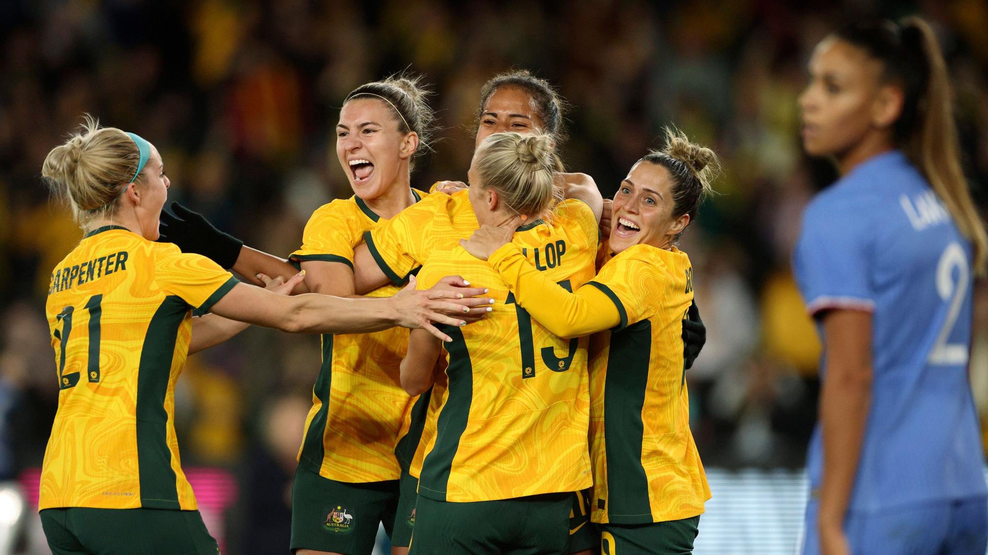 Die australischen Spielerinnen jubeln über Mary Fowlers Siegtreffer gegen Frankreich.