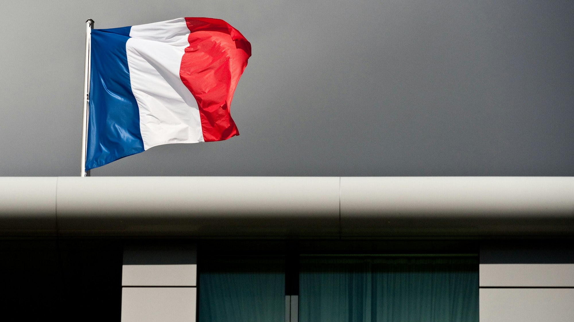 Die französische Flagge auf der Botschaft in Berlin.