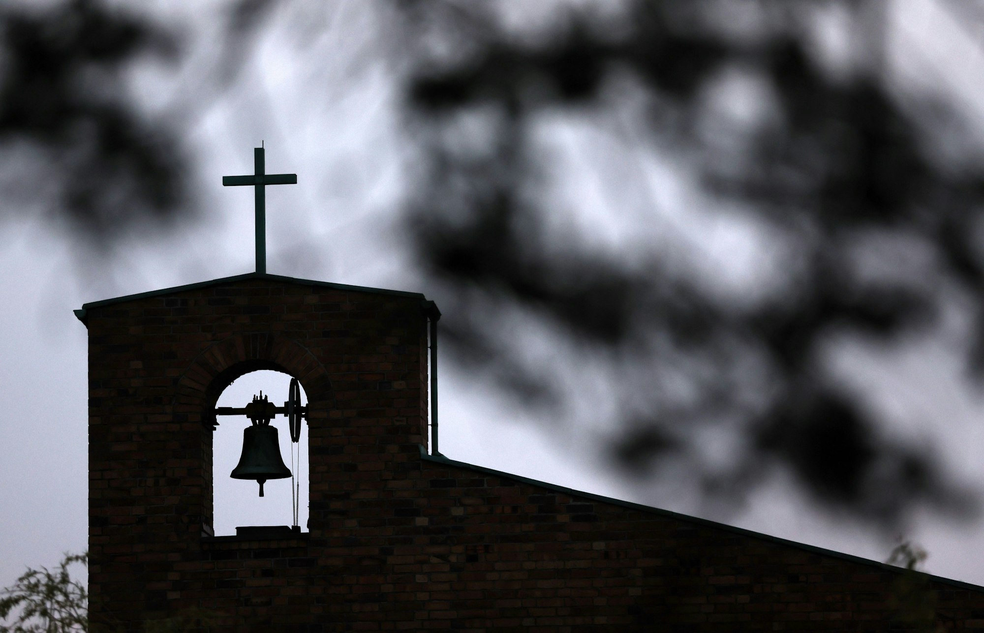 Die katholische St. Josefs-Kirche am frühen Morgen.