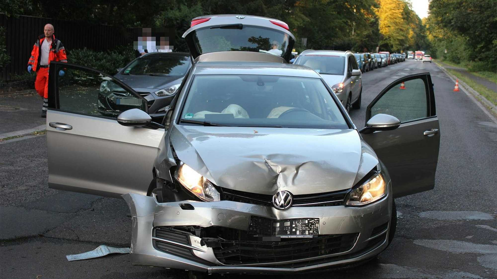Verunfallter VW-Wagen in Bergisch Gladbach