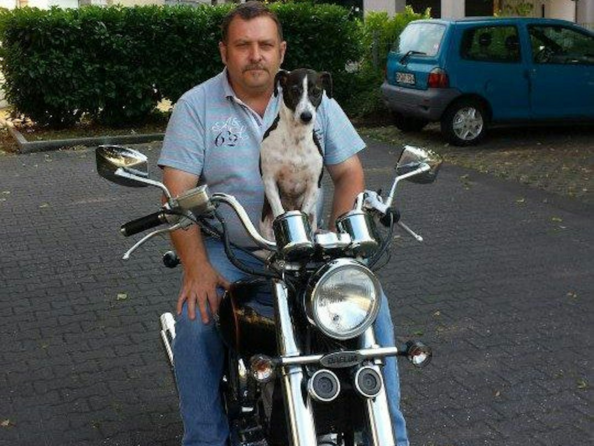 Hans-Jürgen Hoßdorf sitzt auf einem Motorrad, ganz vorne thront Hund Jack.