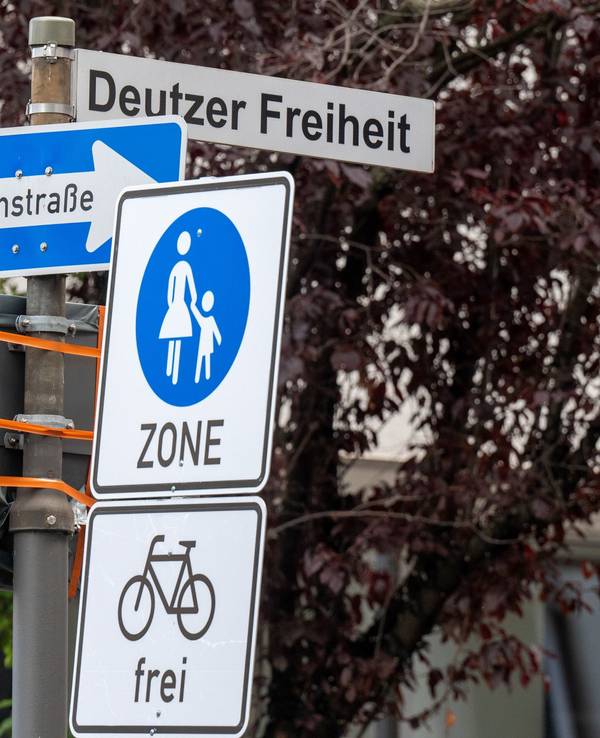 Fußgängerzonen-Beschilderung an der Deutzer Freiheit