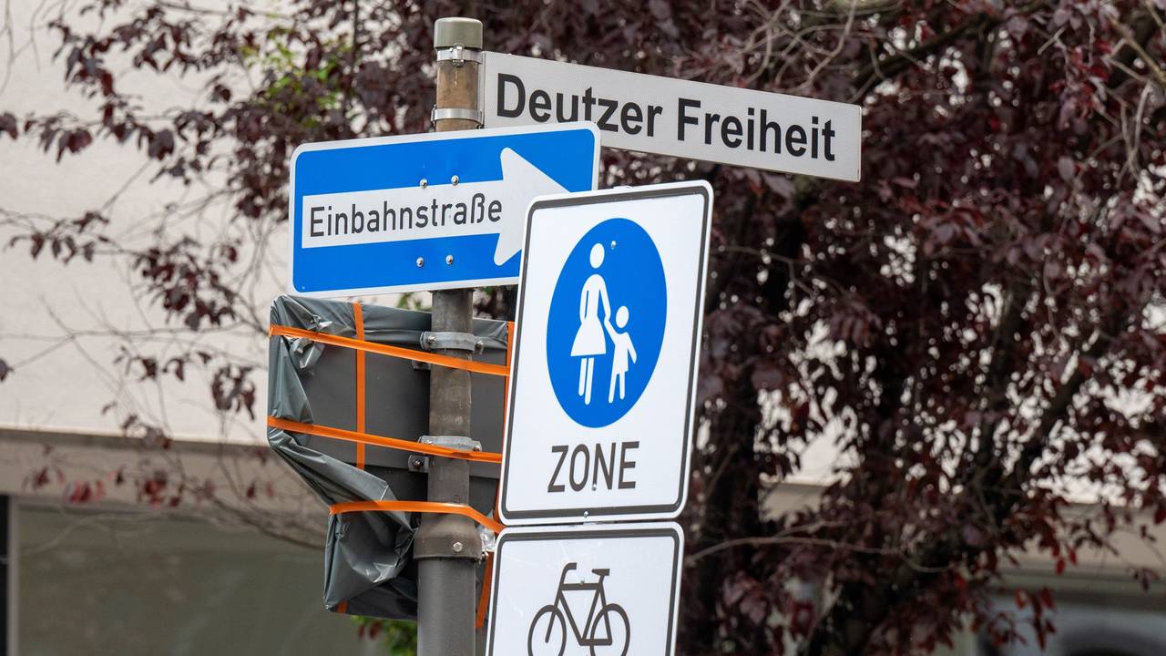 Fußgängerzonen-Beschilderung an der Deutzer Freiheit