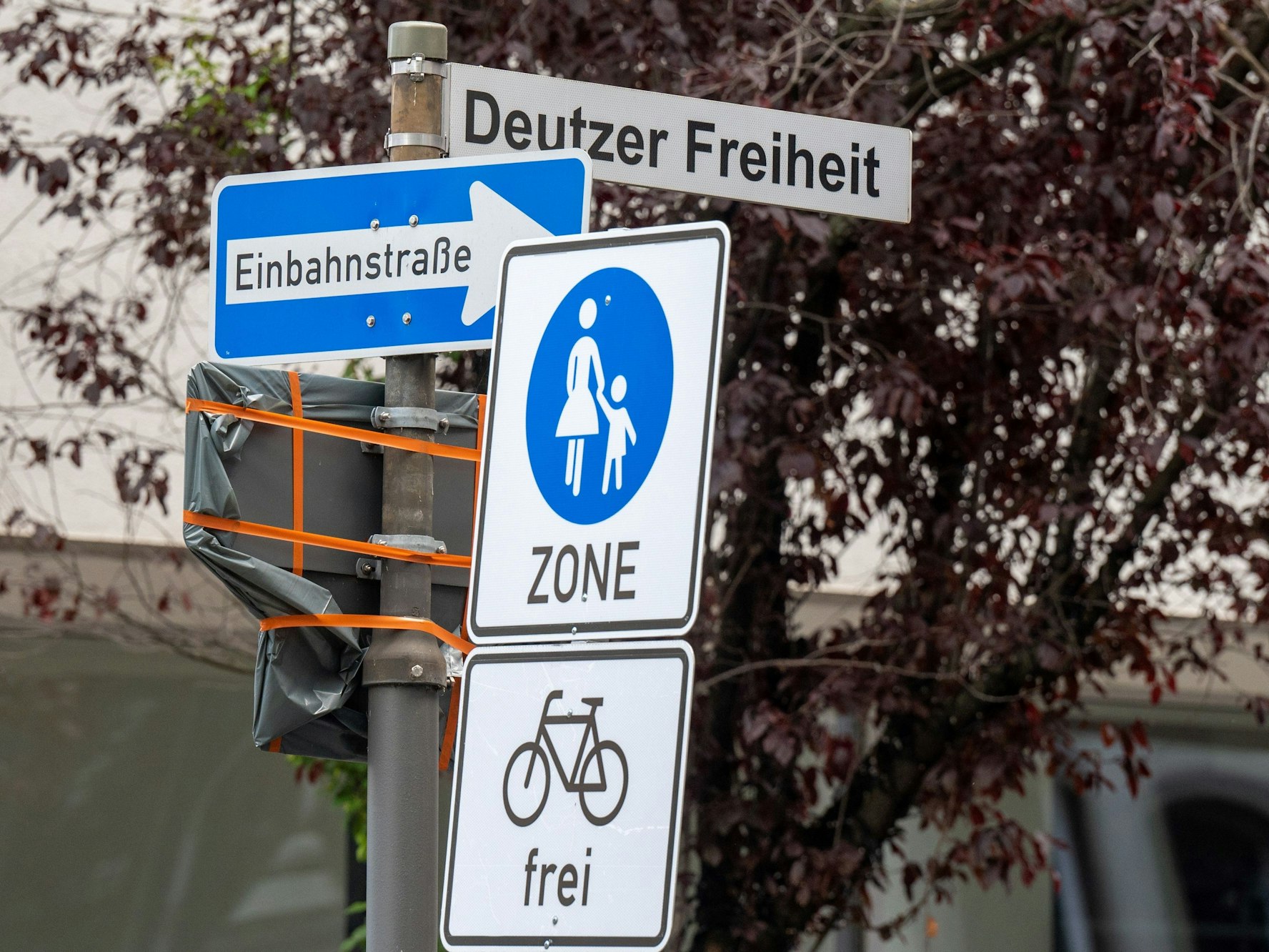 Fußgängerzonen-Beschilderung an der Deutzer Freiheit