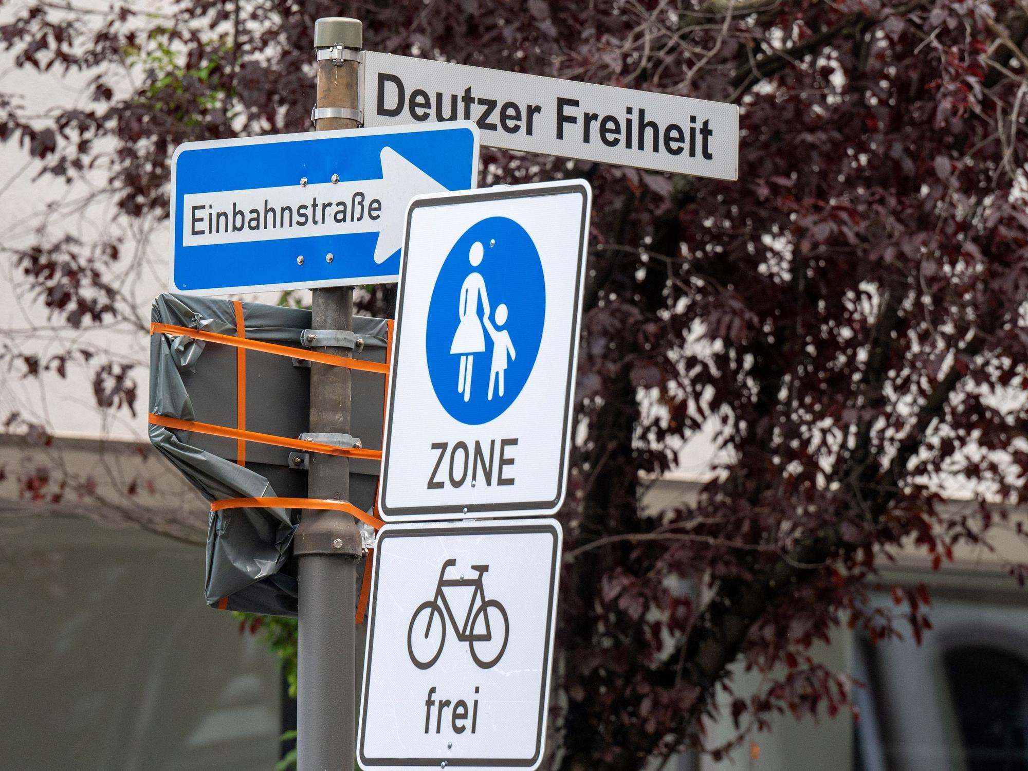 Fußgängerzonen-Beschilderung an der Deutzer Freiheit