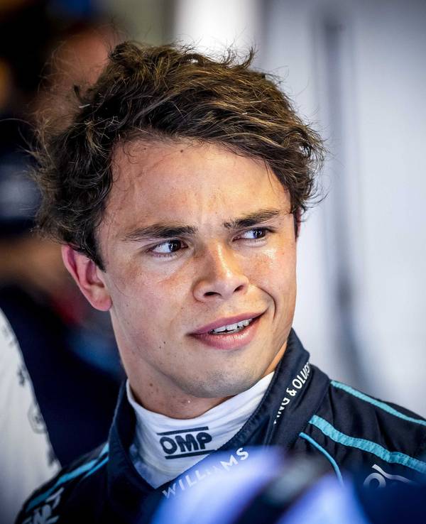 Nyck de Vries in der Boxengasse vor dem Großen Preis von Italien.