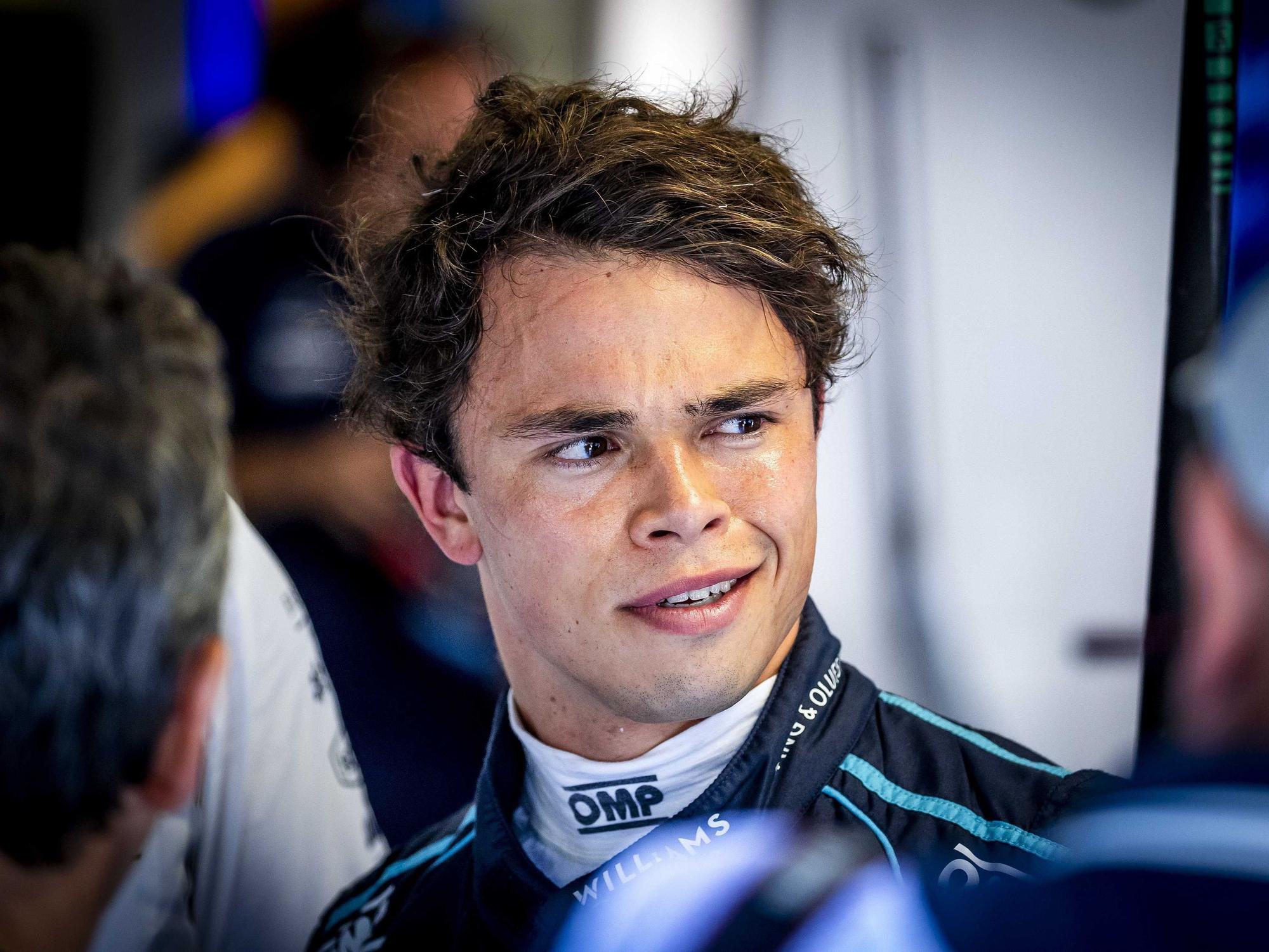Nyck de Vries in der Boxengasse vor dem Großen Preis von Italien.