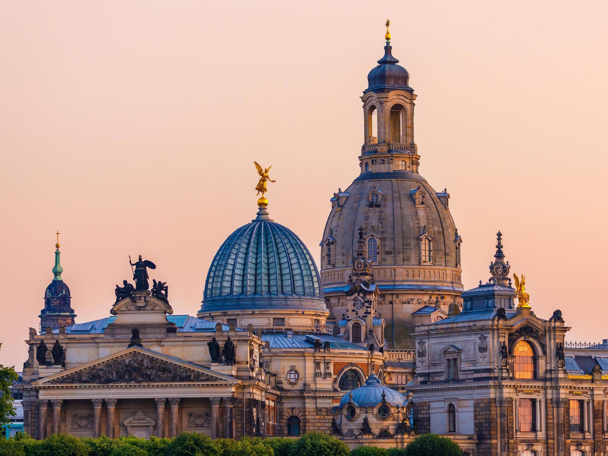 Blick auf die Altstadt von Dresden mit Frauenkirche und Kunstakademie an einem Sommerabend.