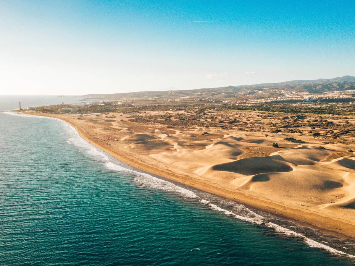 Drohnenaufnahme von Gran Canaria und dem Playa de Maspalomas.