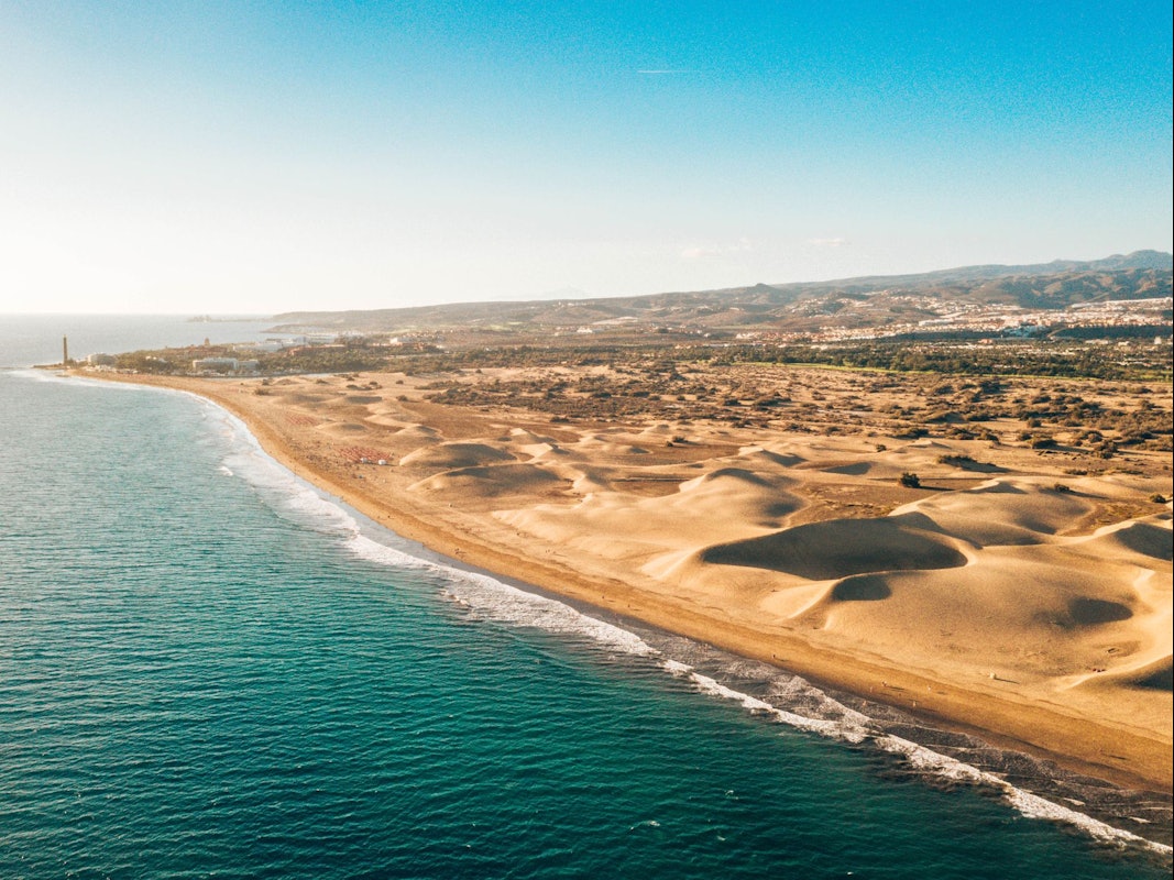 Drohnenaufnahme von Gran Canaria und dem Playa de Maspalomas.