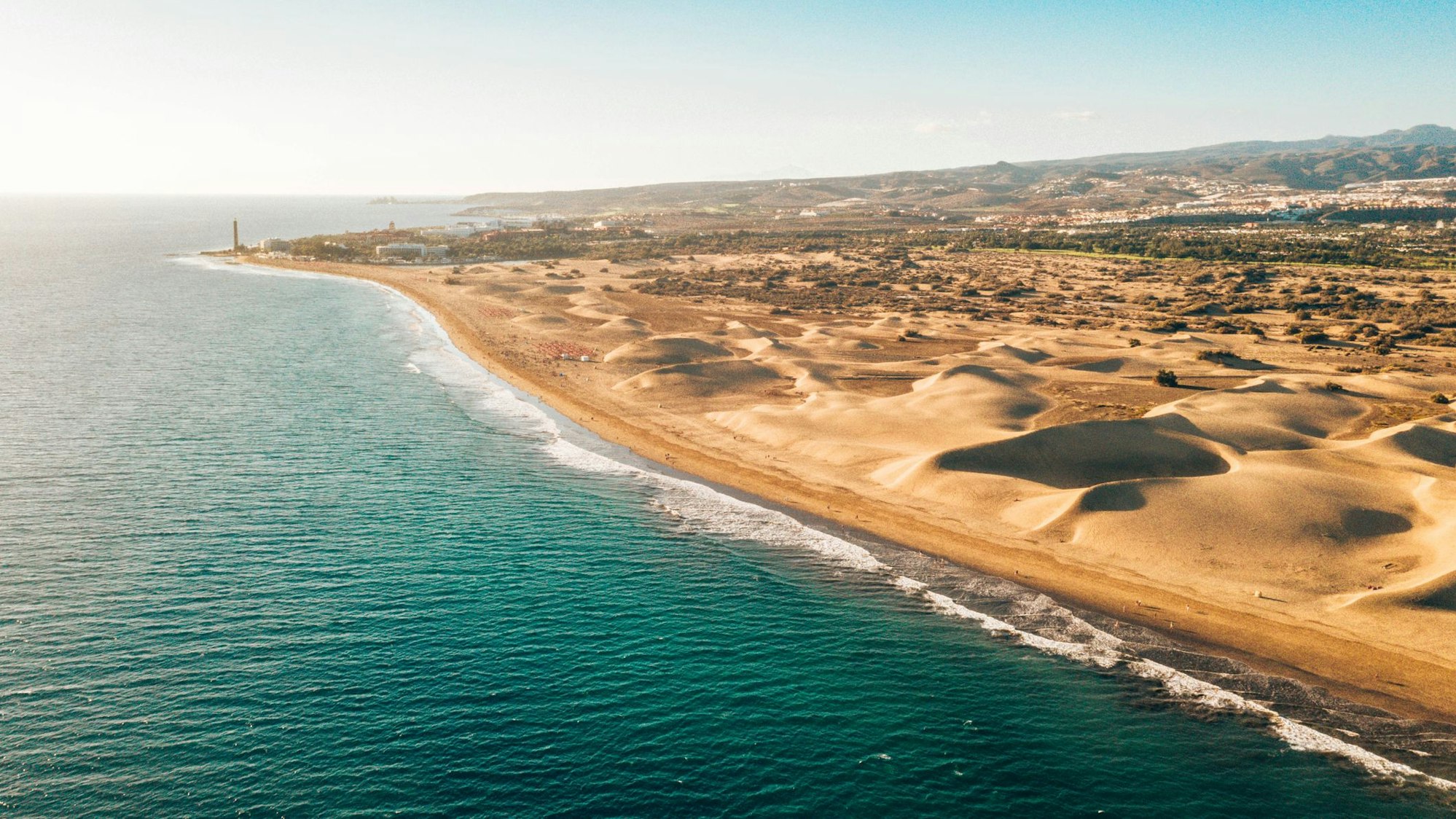 Drohnenaufnahme von Gran Canaria und dem Playa de Maspalomas.