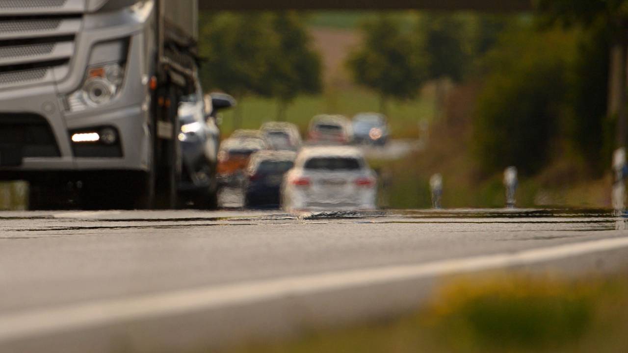 Sogenanntes Hitzeflimmern ist auf einer befahrenen Straße zu sehen.