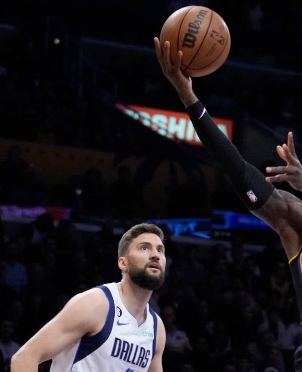 Lakers-Star Dennis Schröder (r.) steigt hoch zum Korb.