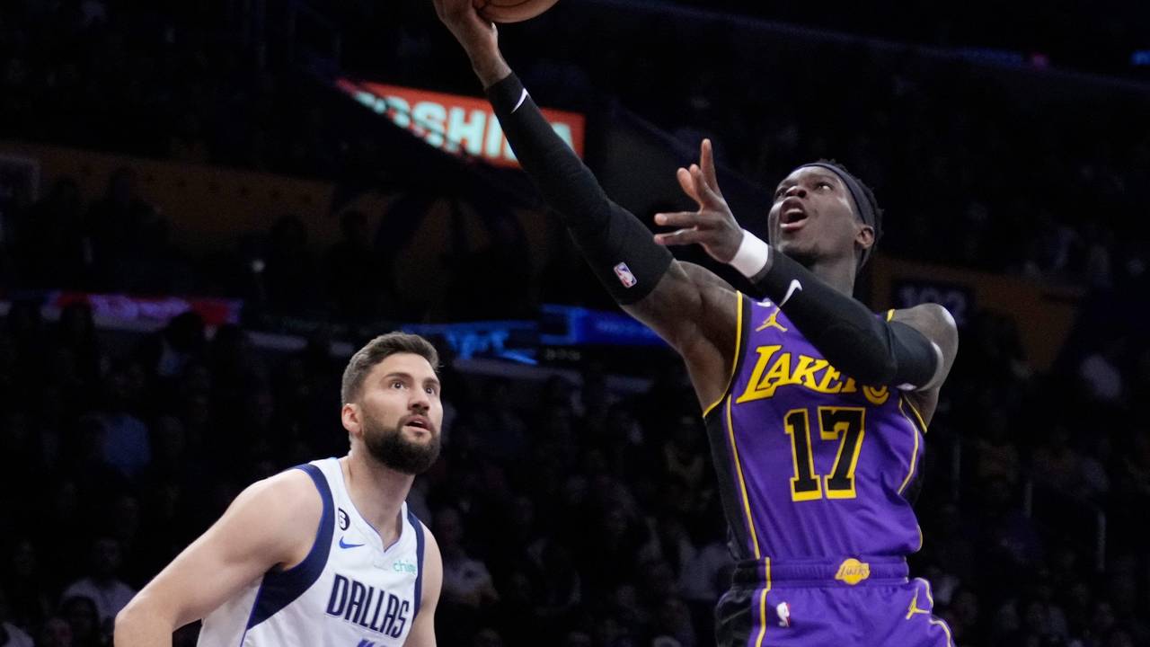 Lakers-Star Dennis Schröder (r.) steigt hoch zum Korb.