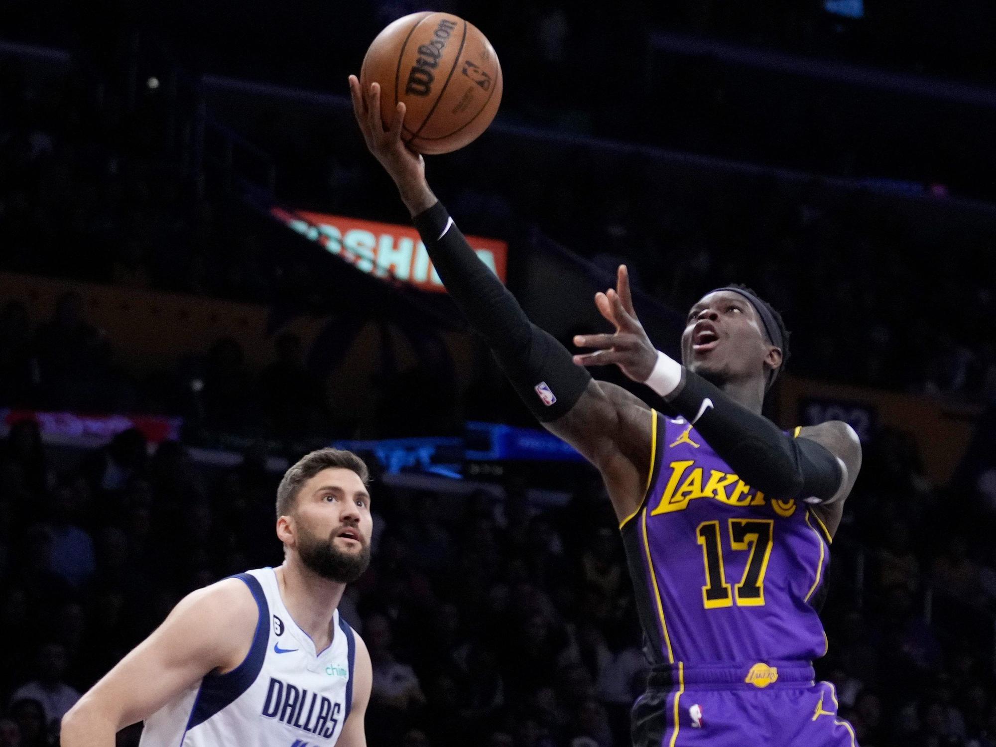 Lakers-Star Dennis Schröder (r.) steigt hoch zum Korb.