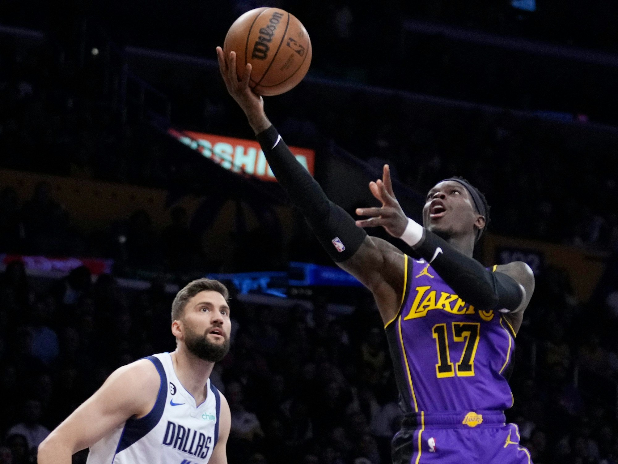 Lakers-Star Dennis Schröder (r.) steigt hoch zum Korb.