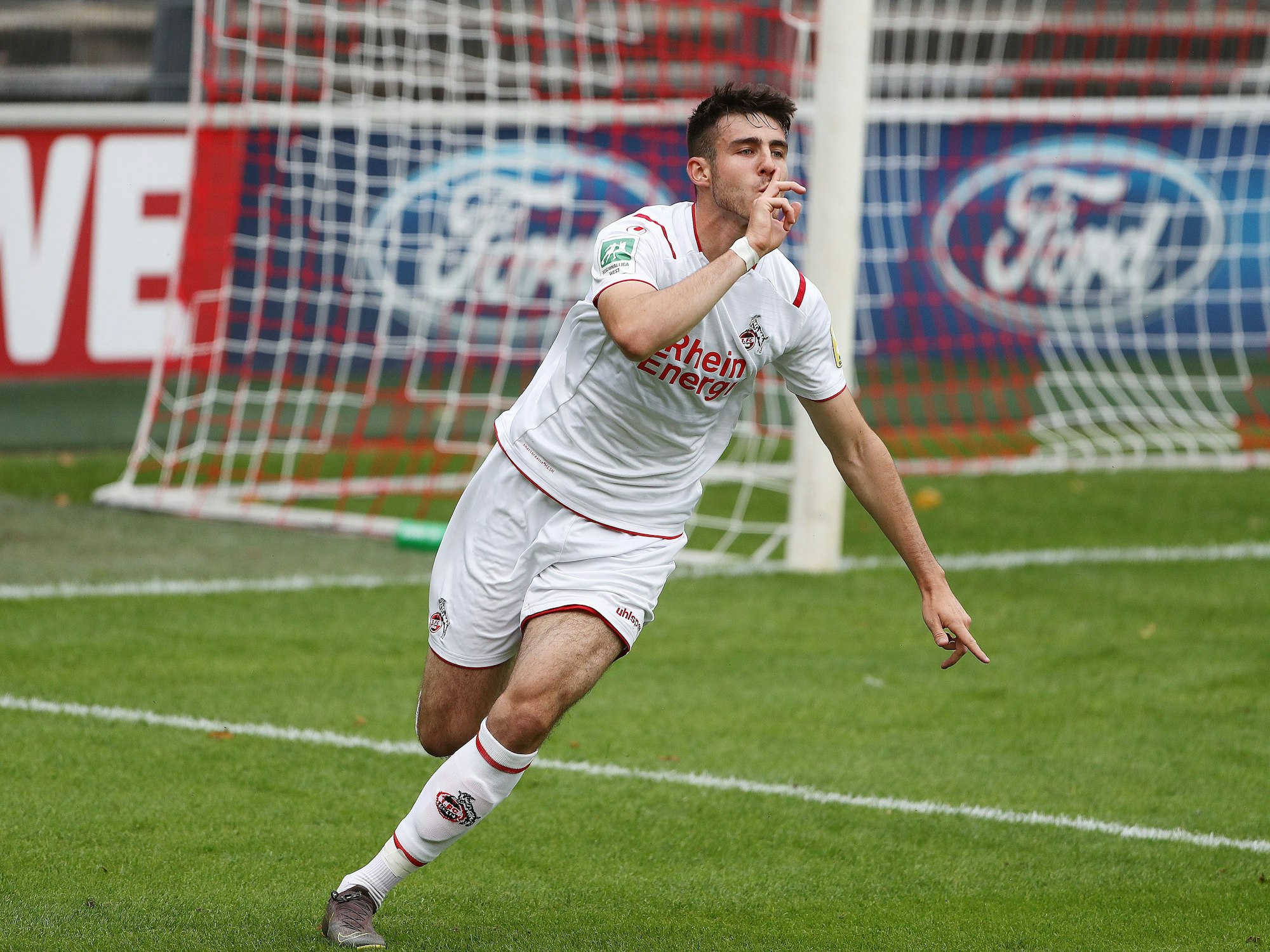 Kaan Caliskaner jubelt im FC-Trikot.