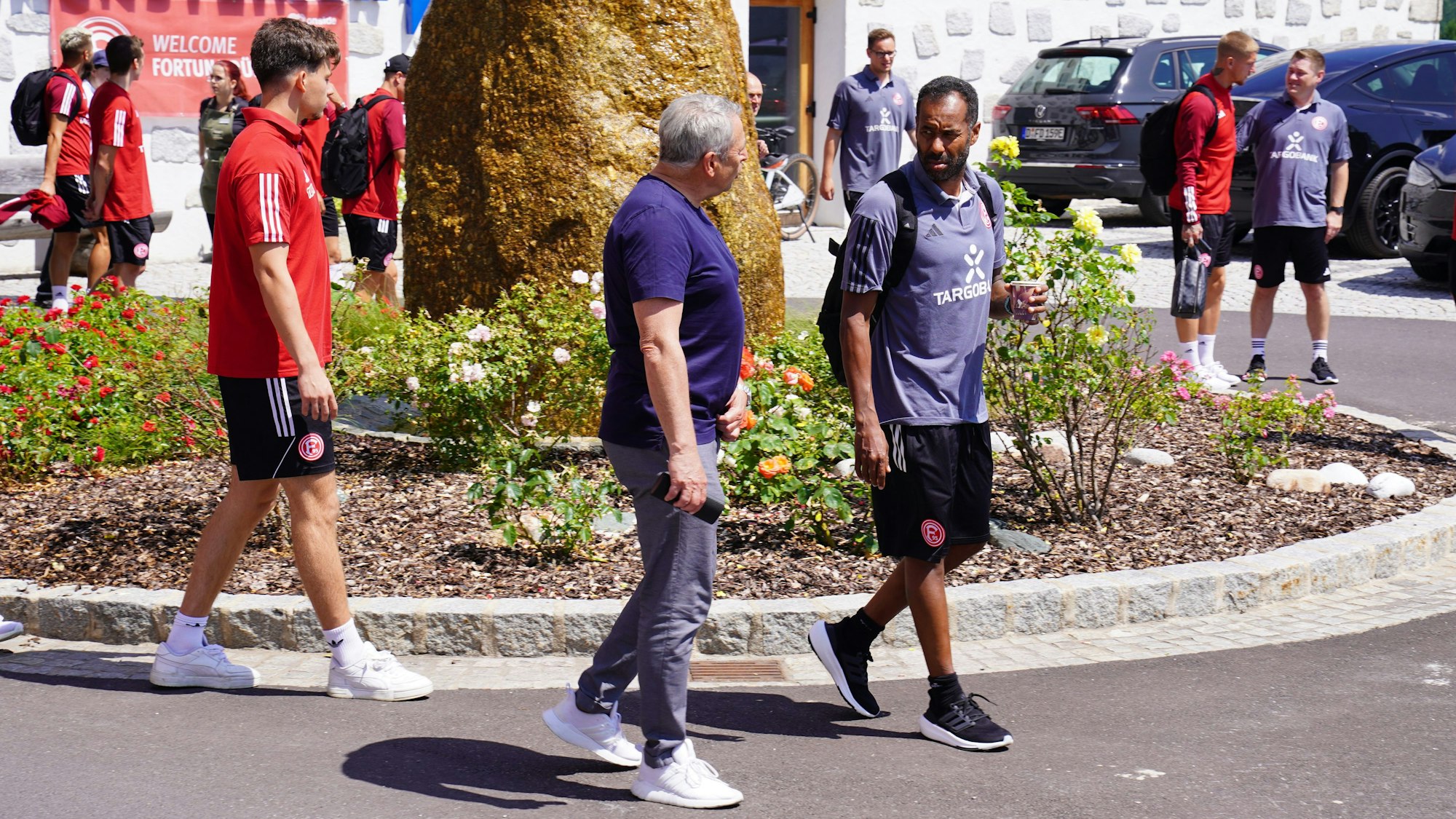 Daniel Thioune und die Mannschaft bei der Abreise auf dem Teamhotel im Trainingslager.