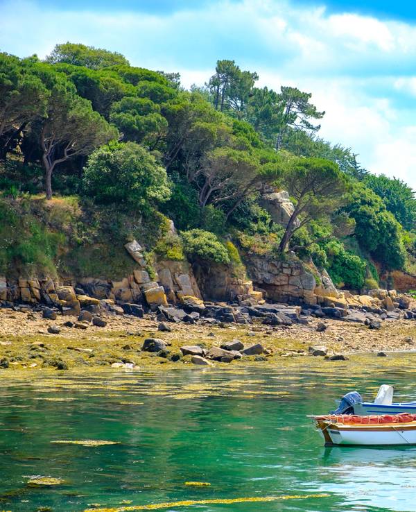 Bucht auf der Île de Bréhat an der Côtes-d’Armor in der Bretagne.
