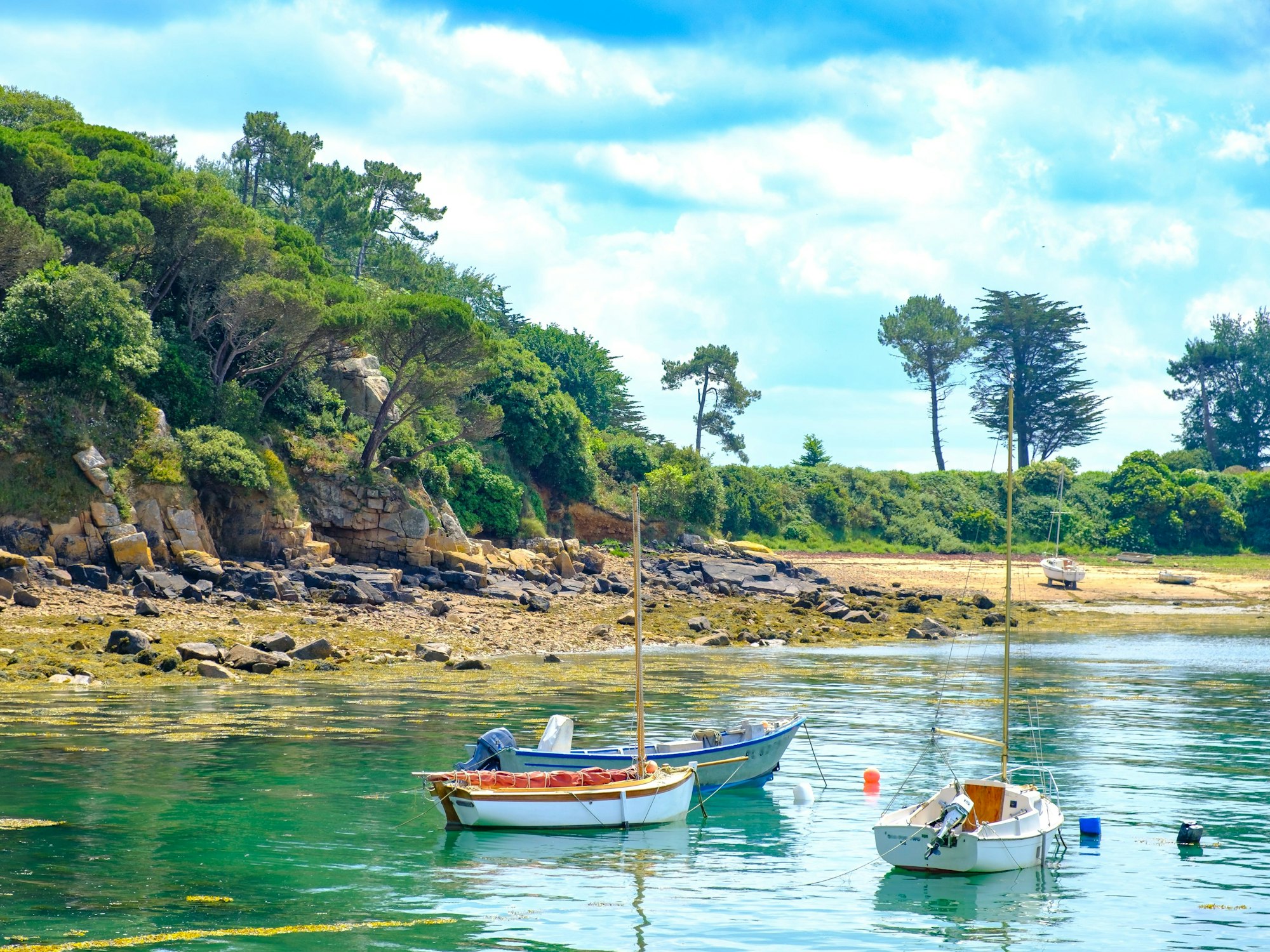 Bucht auf der Île de Bréhat an der Côtes-d’Armor in der Bretagne.