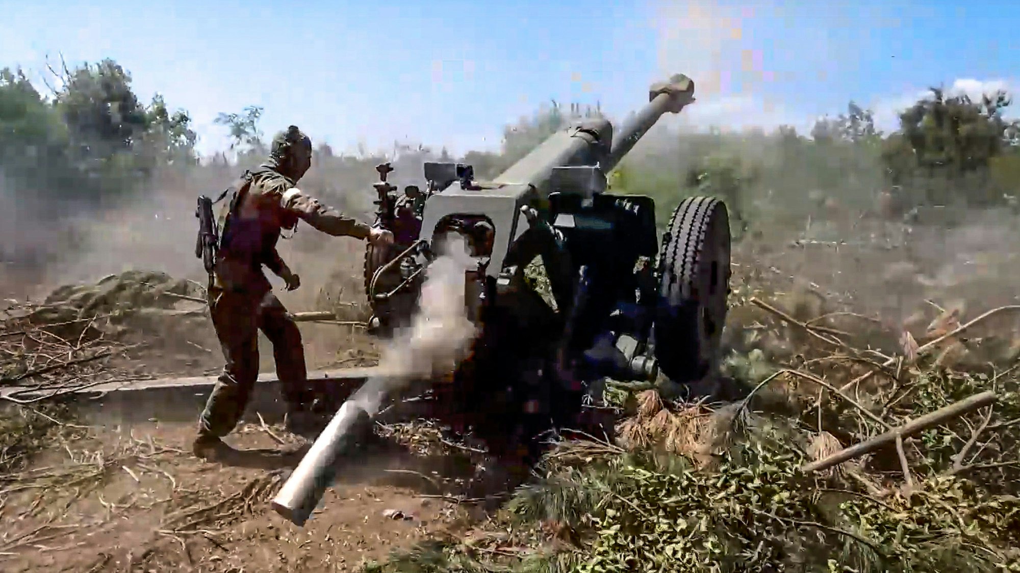 Auf diesem vom russischen Verteidigungsministerium am 12. Juli 2023 veröffentlichten Video feuert eine russische Haubitze auf ukrainische Stellungen an einem nicht näher bezeichneten Ort.