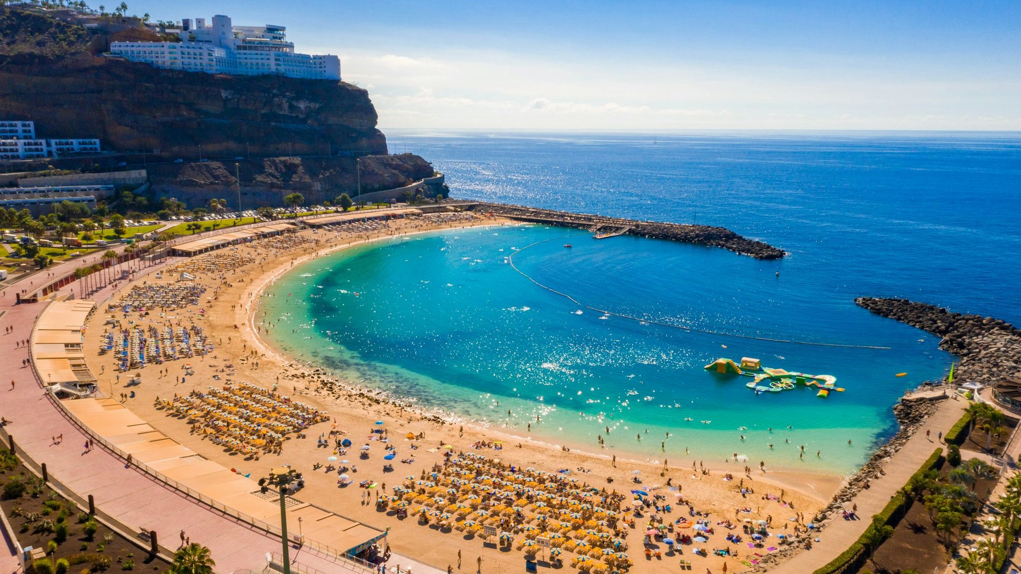 Auf dem Foto sieht man den Strand Playa de Amadores von oben.