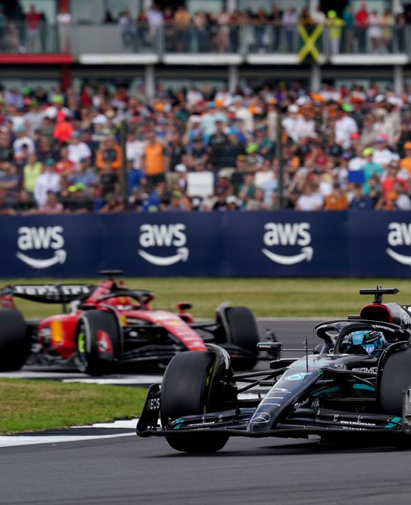 George Russell (r.) und Charles Leclerc fahren über die Strecke in Silverstone.