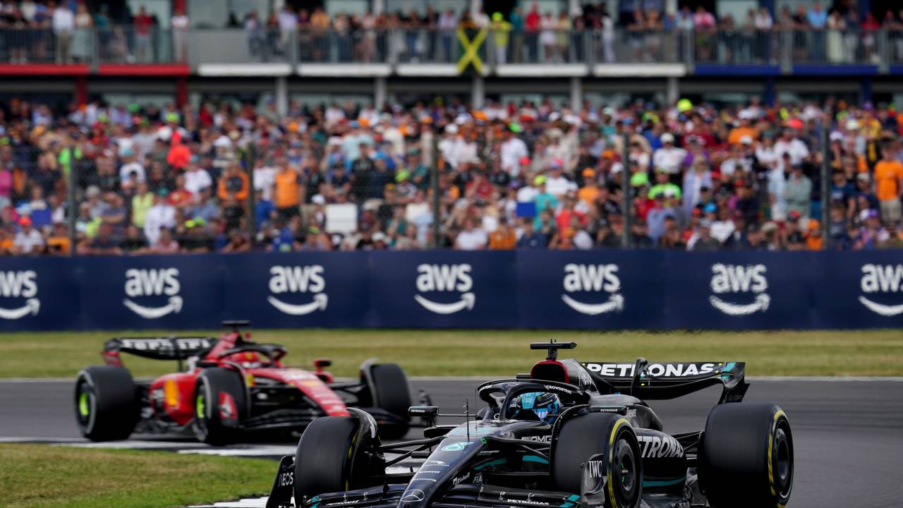 George Russell (r.) und Charles Leclerc fahren über die Strecke in Silverstone.
