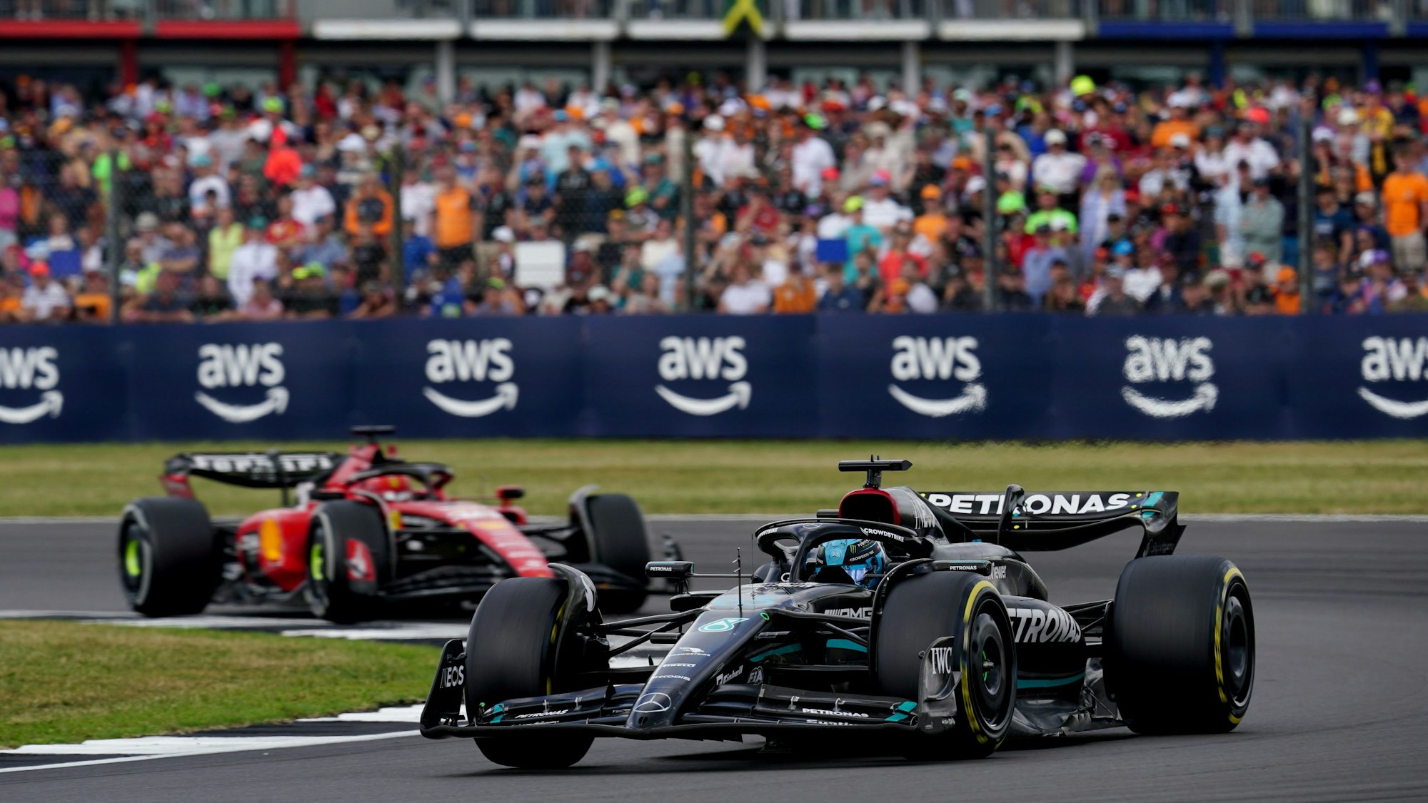 George Russell (r.) und Charles Leclerc fahren über die Strecke in Silverstone.