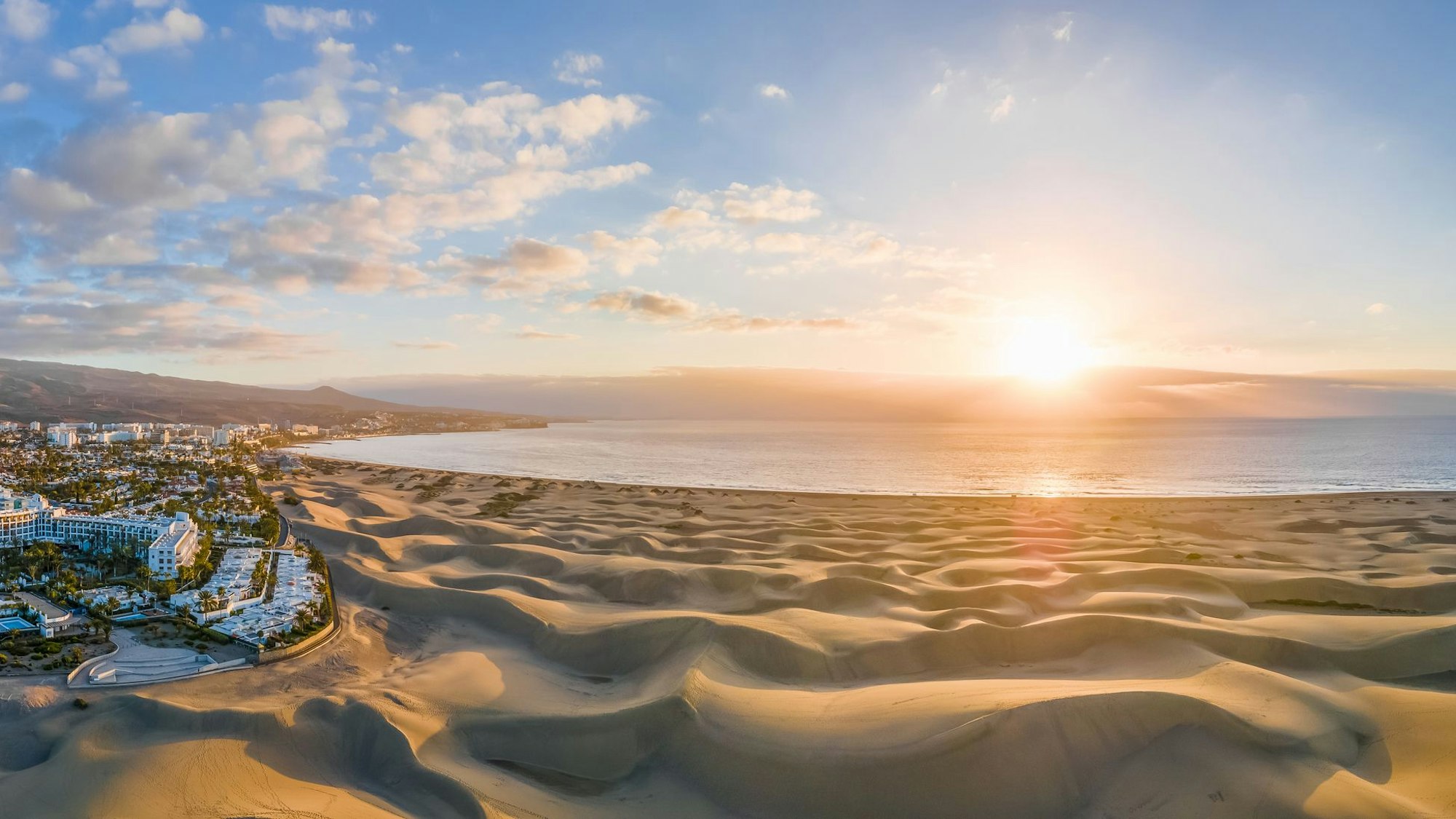 Auf dem Foto sieht man die Küste mit den Stränden Playa del Inglés und Playa de Maspalomas.