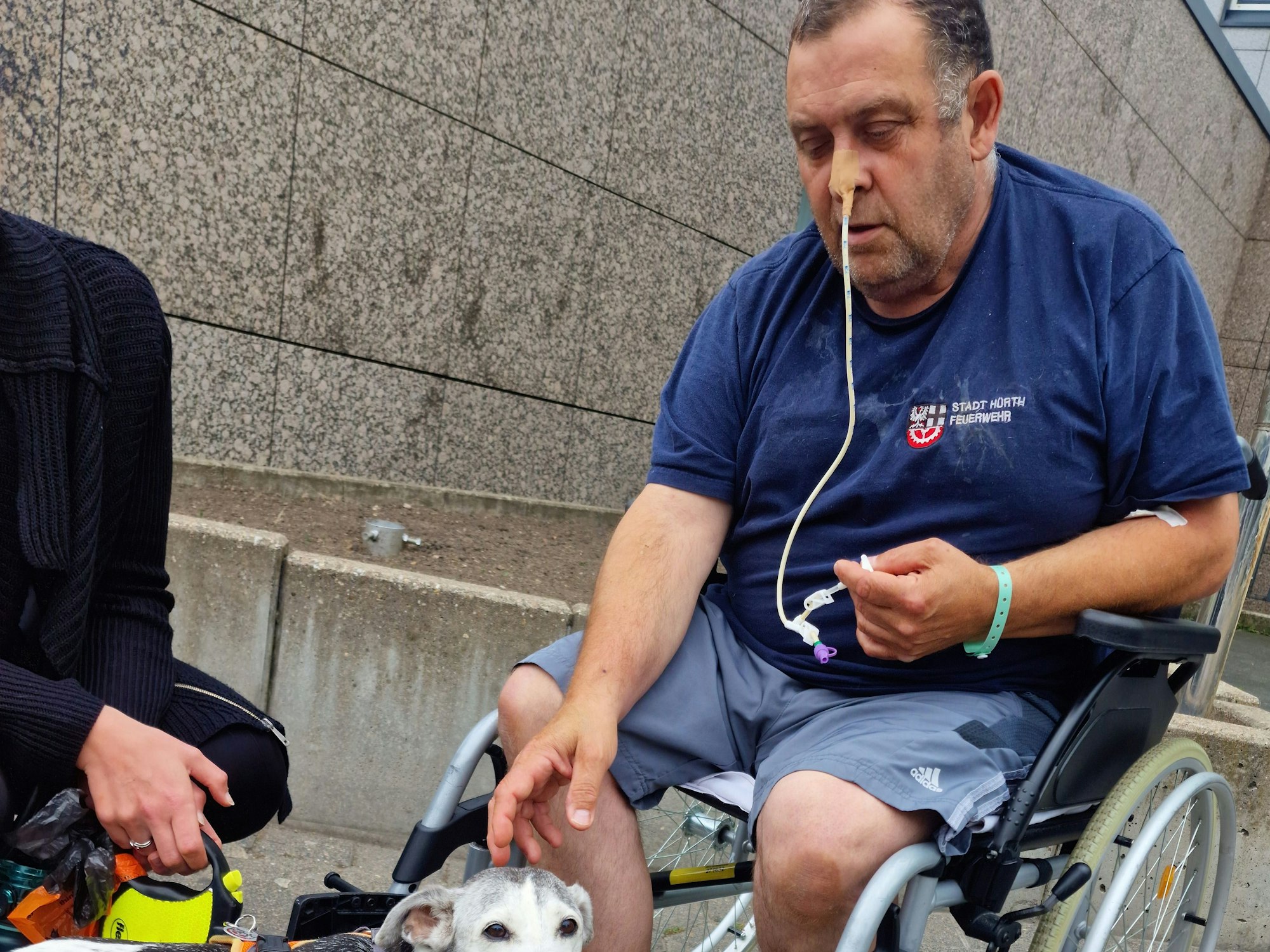 Hans-Jürgen Hoßdorf sitzt im Rollstuhl und hat eine Nasensonde.