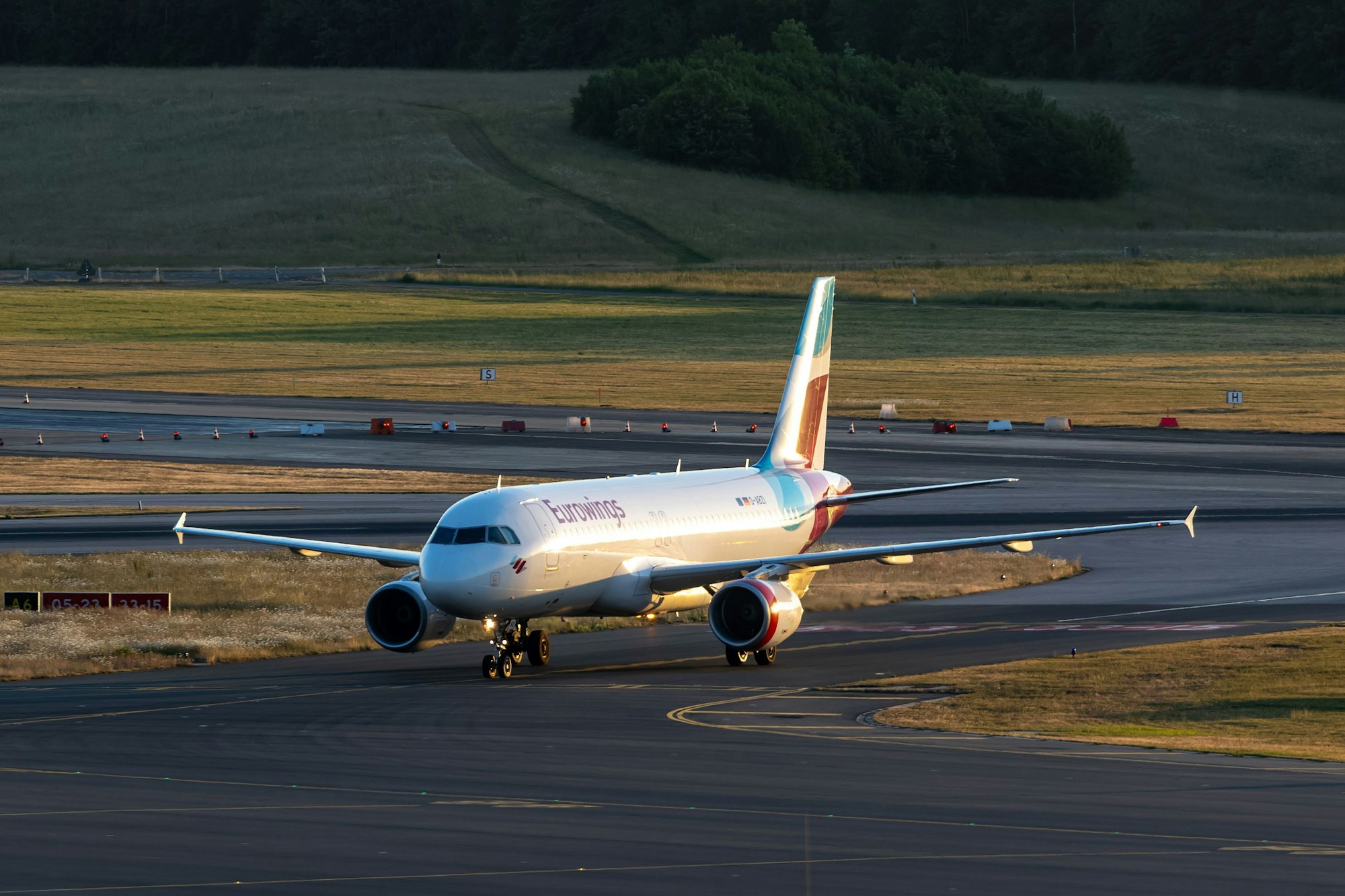 Eine Verkehrsflugzeug der Fluggesellschaft Eurowings rollt zu ihrer Parkposition vor Beginn der multinationalen Militärübung „Air Defender 2023“.