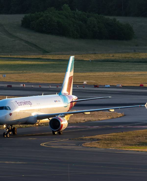 Ein Verkehrsflugzeug der Fluggesellschaft Eurowings rollt zu seiner Parkposition.