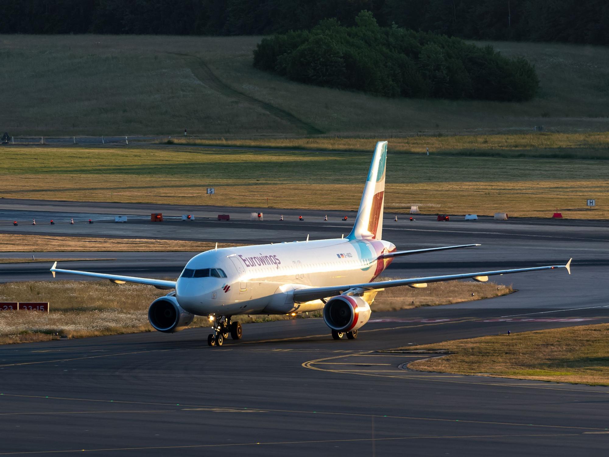 Ein Verkehrsflugzeug der Fluggesellschaft Eurowings rollt zu ihrer Parkposition.