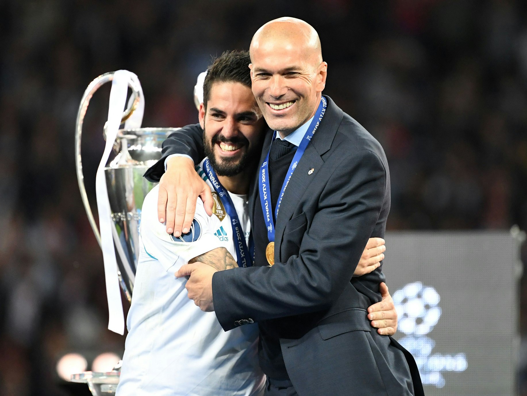 Madrids Isco (l) und Madrids Trainer Zinedine Zidane umarmen sich.