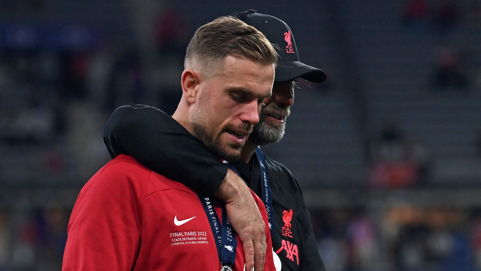 Jürgen Klopp und Jordan Henderson gehen mit Silbermedaillen um den Hals enttäuscht vom Feld.