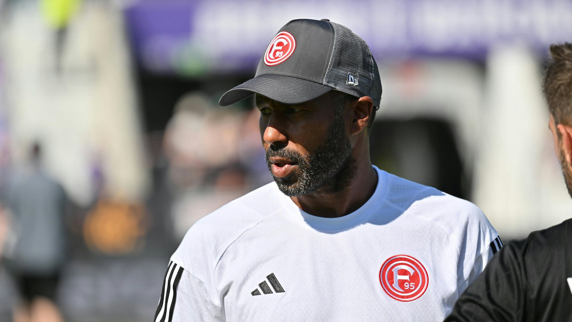 Fortuna Düsseldorfs Cheftrainer Daniel Thioune steht beim Testspiel gegen den VfL Osnabrück an der Seitenlinie.