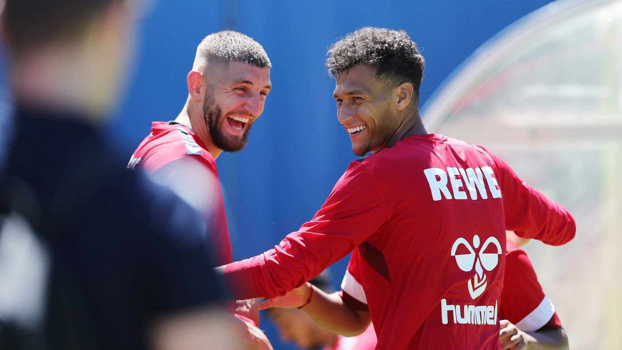 Jeff Chabot und Davie Selke haben Spaß im FC-Training.