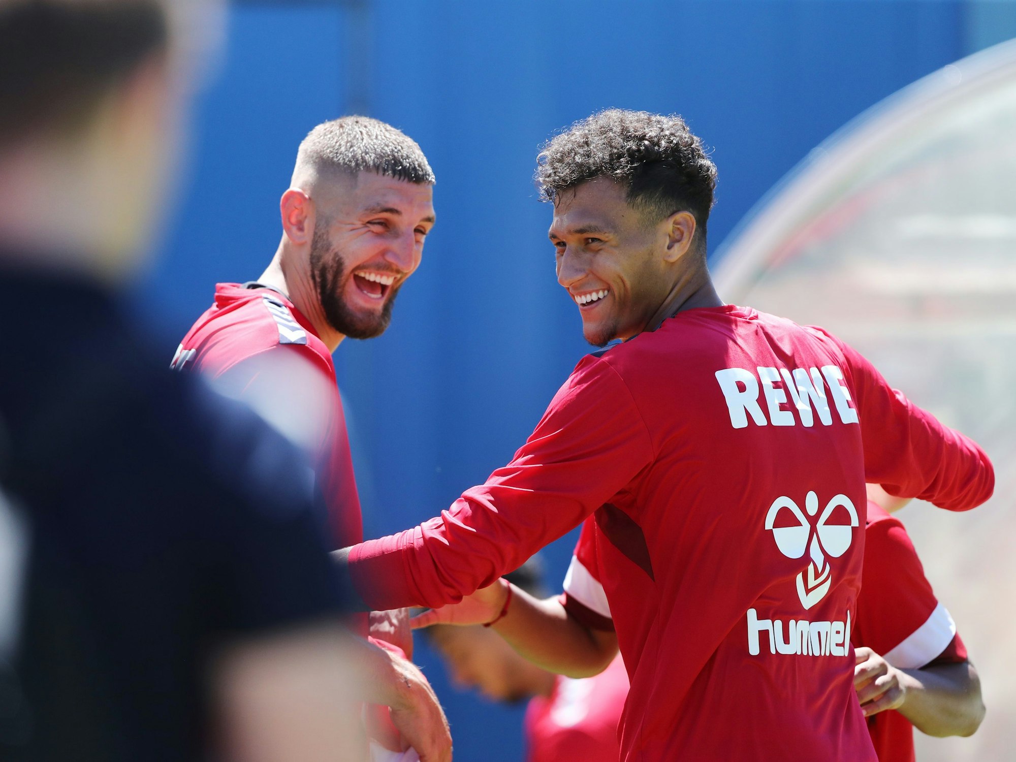 Davie Selke (r.) und Jeff Chabot lachen bei einer Einheit im Trainingslager.