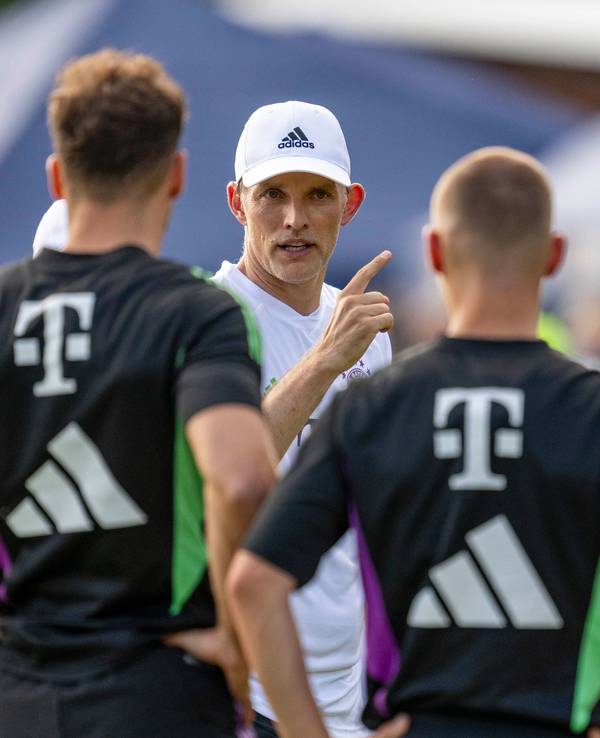 Thomas Tuchel gibt im Trainingslager Anweisungen.