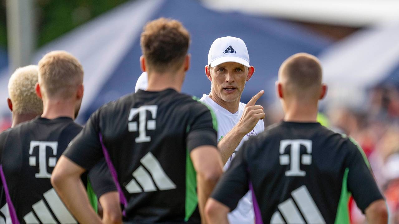 Thomas Tuchel gibt im Trainingslager Anweisungen.