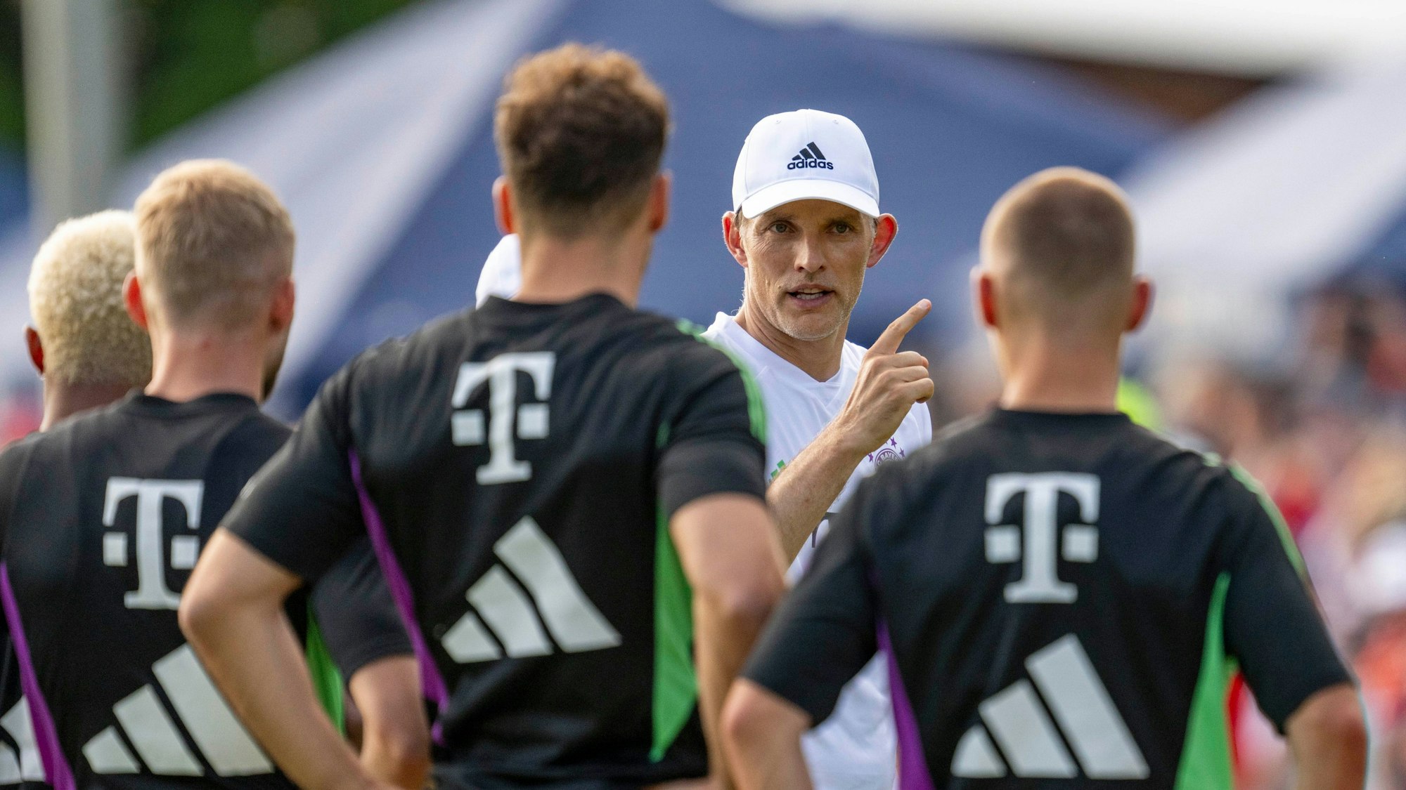 Thomas Tuchel gibt im Trainingslager Anweisungen.