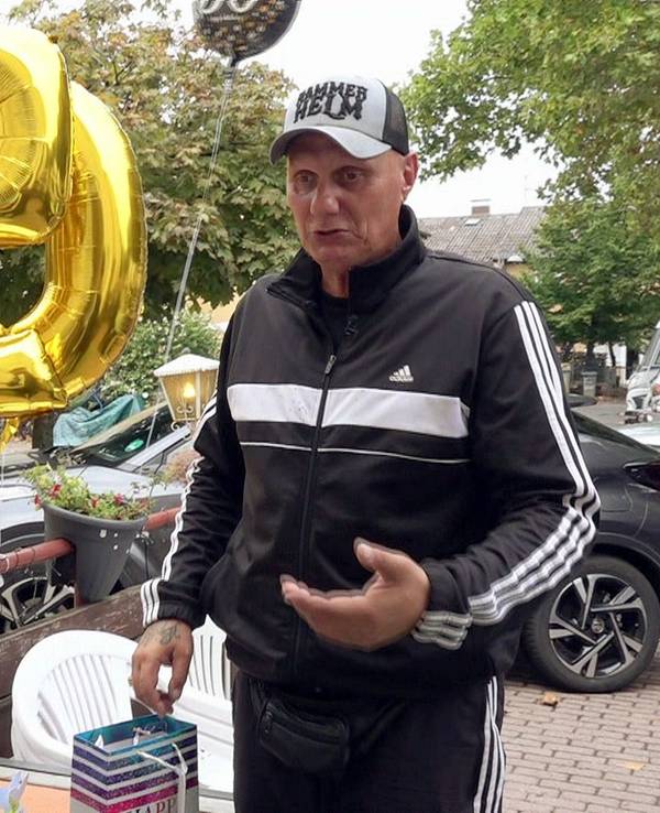 Elvis wird 50. Der achtfache Familienvater ist ein Geburtstagsmuffel und würde seinen Ehrentag lieber geheim halten wollen.
