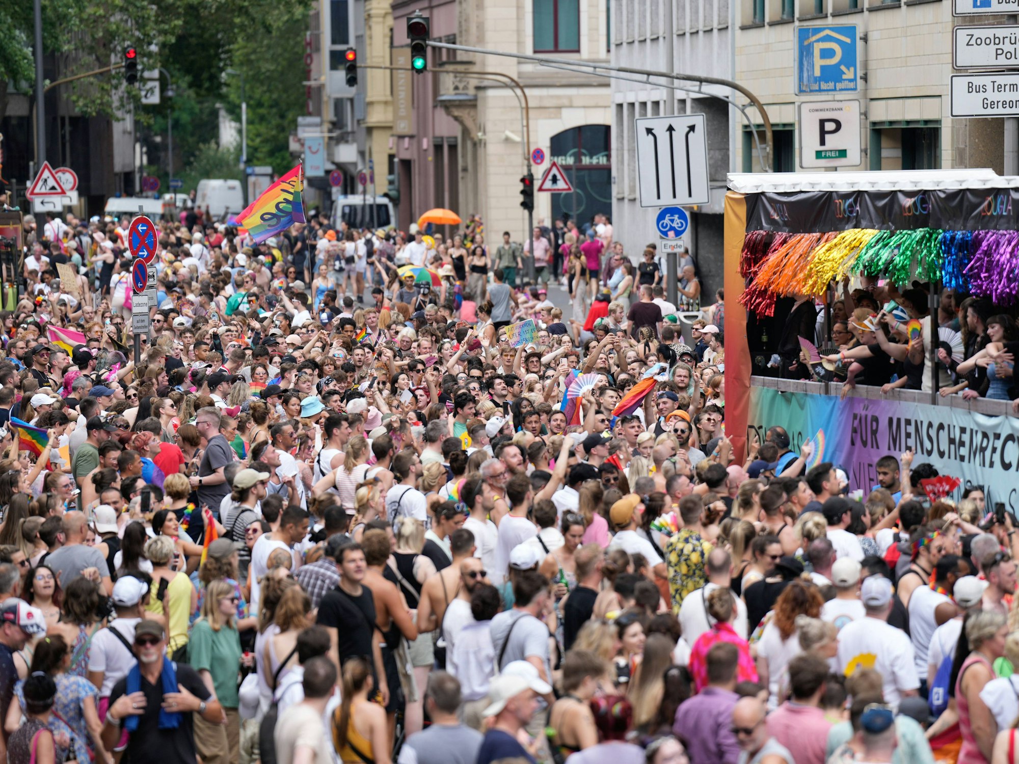 Tausende Menschen sind für die Kölner CSD-Demo 2023 auf der Straße.