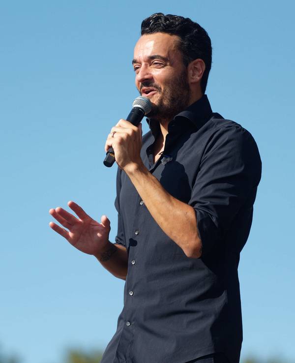 Der Sänger Giovanni Zarrella steht beim Schlager-Event „Lieblingslieder“ in der Rheinaue auf der Bühne.