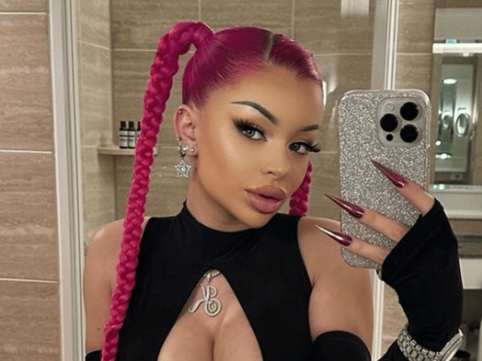 Katja Krasavice posiert für ein Selfie.